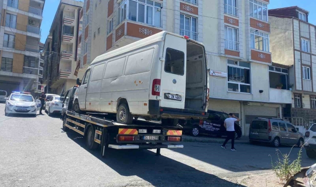 Arnavutköy'de mahallenin korkulu rüyası olan terk edilmiş araçlar çekildi