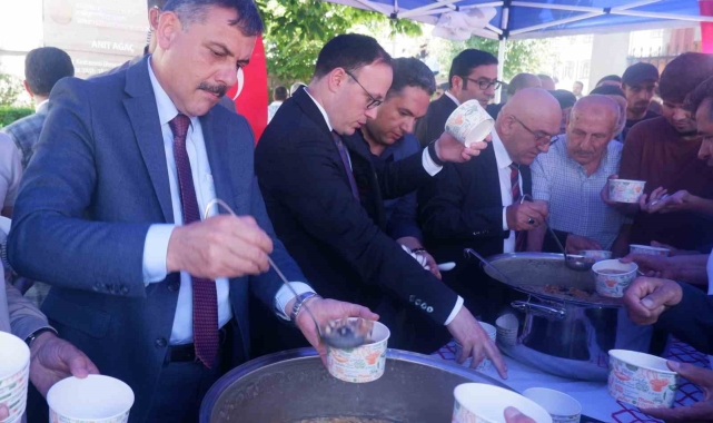 Aşure dağıtımında izdiham