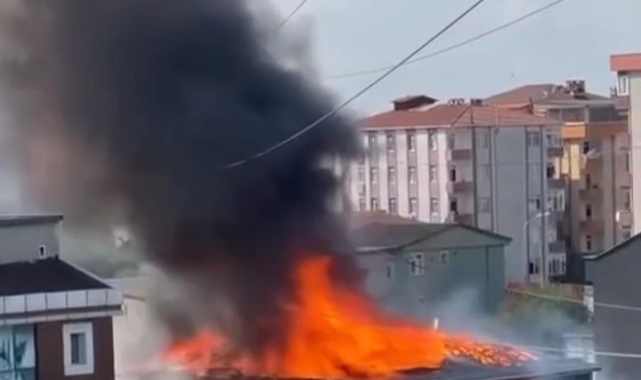 Ataşehir'de bir evin çatısı alev alev yandı
