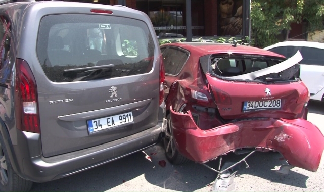 Ataşehir'de ehliyetsiz sürücü park halindeki 3 araca çarptı: 1 yaralı