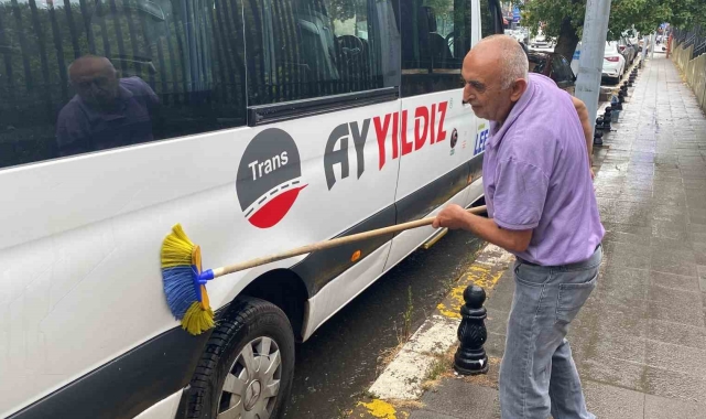 Ataşehir'de yağan yağmurda aracını yıkadı