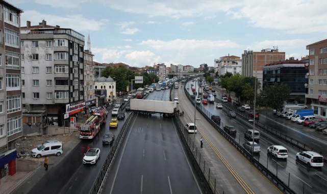 Avcılar'da tır yoldan çıktı: E5 Karayolu trafiğe kapatıldı