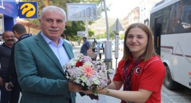 Avrupa şampiyonu milli güreşçi Beyzanur Akkuş, Bayburt Belediyesini ziyaret etti