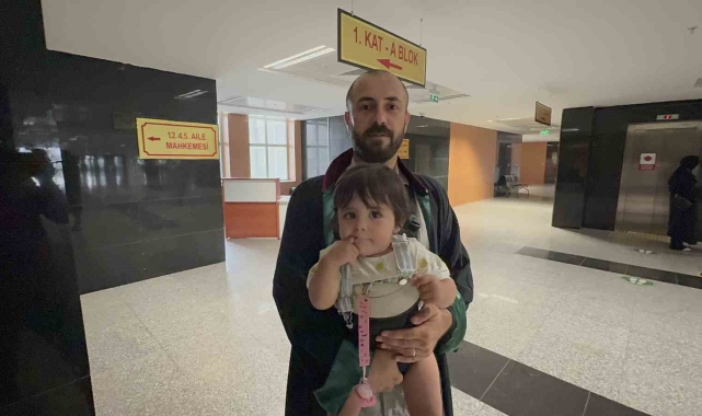 Avukat baba duruşmalara kucağında bebeğiyle girdi