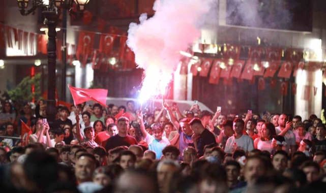 Ay yıldızlı galibiyet Keçiören'de dev ekranda