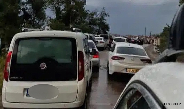 AYANCIK’TA YOLA DÜŞEN KAYA TRAFİĞİ DURDURDU!
