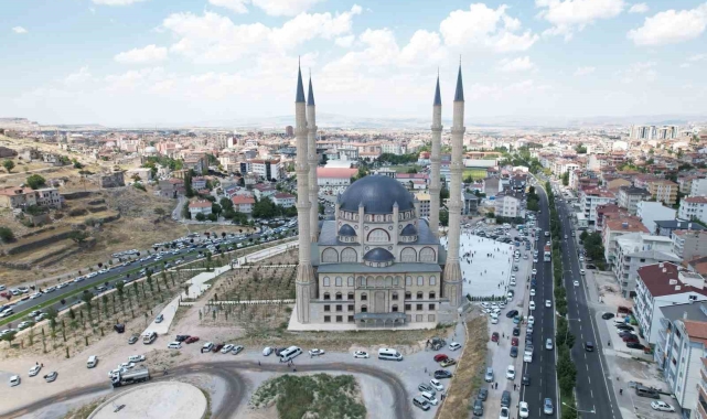 Aynı anda 10 bin kişi namaz kılabilecek