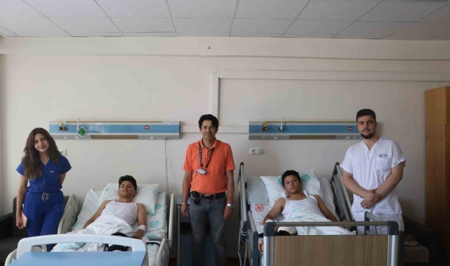 Aynı kaderi yaşayan ikizler aynı gün ameliyat oldu