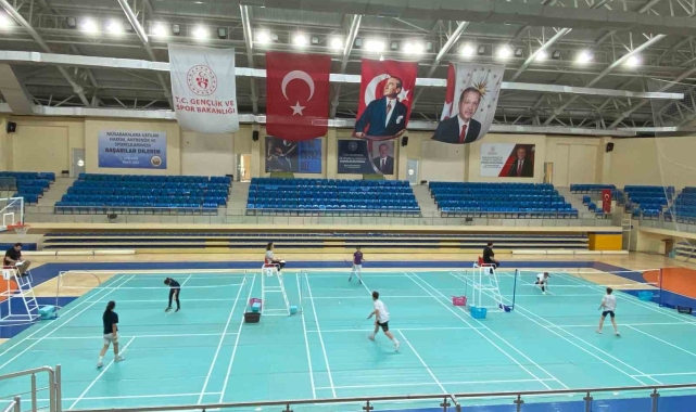 Badminton müsabakaları katılımcılar arasında dostane rekabetle oynandı