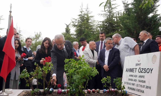 Bakan Uraloğlu, 15 Temmuz şehidi Ahmet Özsoy'u kabri başında andı