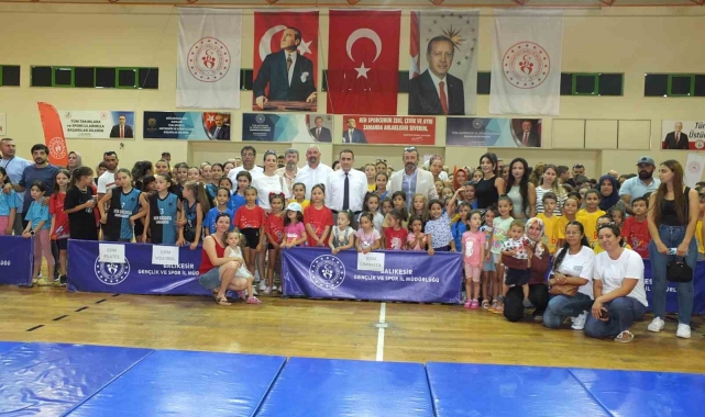 Balıkesir'de yaz spor okullarına bin 200 çocuk katılıyor