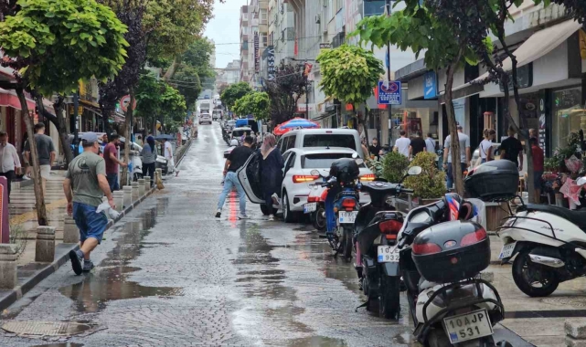 Bandırma'da sağanak yağış serinlik getirdi