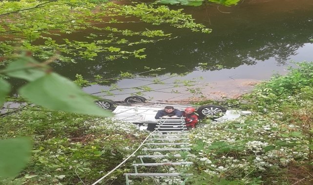 Bartın'da otomobilin dereye devrildiği kazada suda mahsur kalan sürücü kurtarıldı