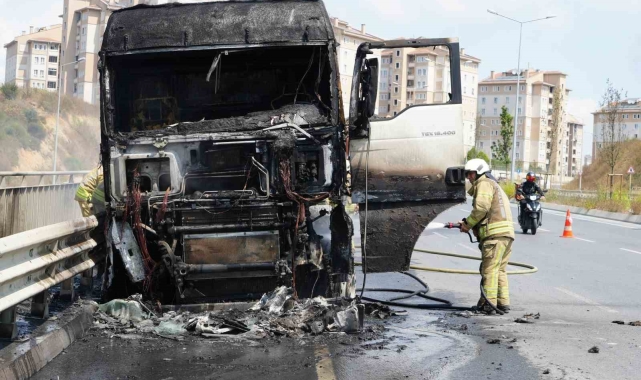 Başakşehir'de faciadan kıl payı dönüldü: Kaza yapan hafriyat kamyonu alev alev yandı