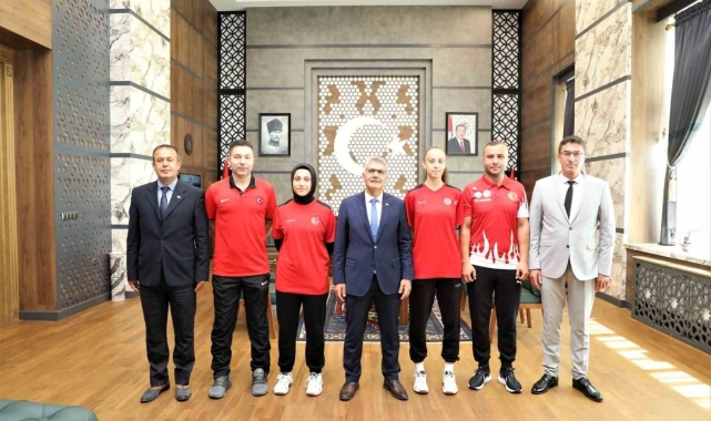 Başarılı sporculardan Vali Çelik'e ziyaret