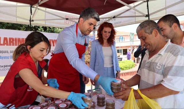 Başkan Adıgüzel aşure dağıttı