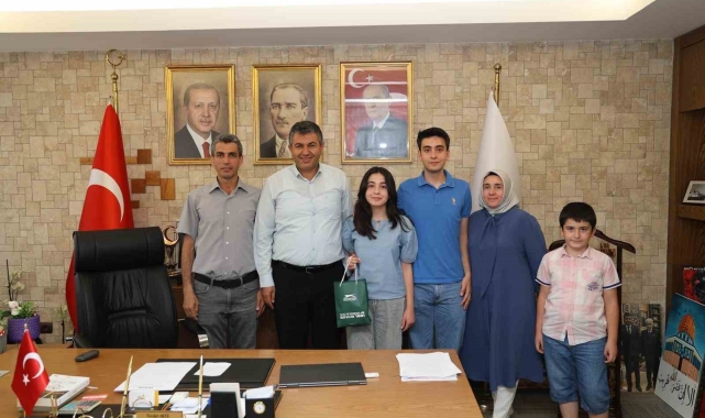 Başkan Akel LGS'de başarılı olan öğrencileri ödüllendirdi