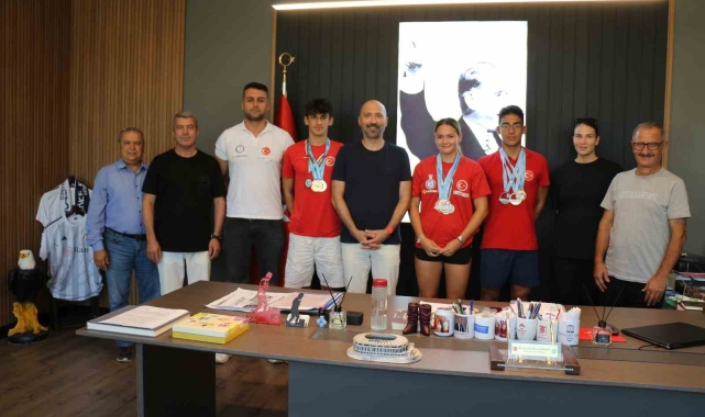 Başkan Arıkan, şampiyon yüzücüleri ağırladı
