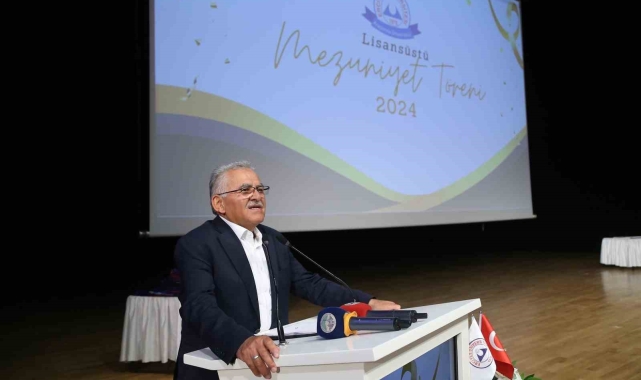 Başkan Büyükkılıç, ERÜ 2023-2024 lisansüstü mezunlarının heyecanına ortak oldu