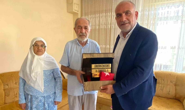 Başkan Sandıkçı'dan hacılara Kur'an-ı Kerim ve Türk bayrağı hediyesi
