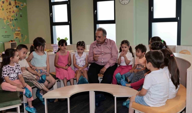 Başkan Yalçın çocuklarla boyama yaptı