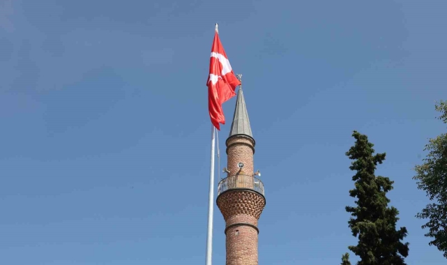 Başkan Yalım kentin merkezine dev Türk bayrağı dikti
