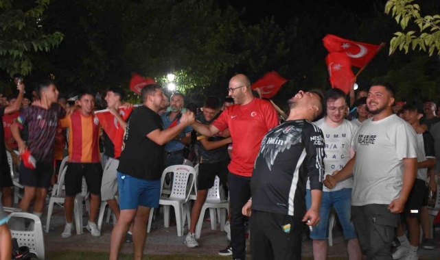 Başkan Zencirci maçı vatandaşlarla takip etti