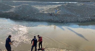 Batman Çayı'nda mahsur kalan 2 kişi halat yardımı ile kurtarıldı