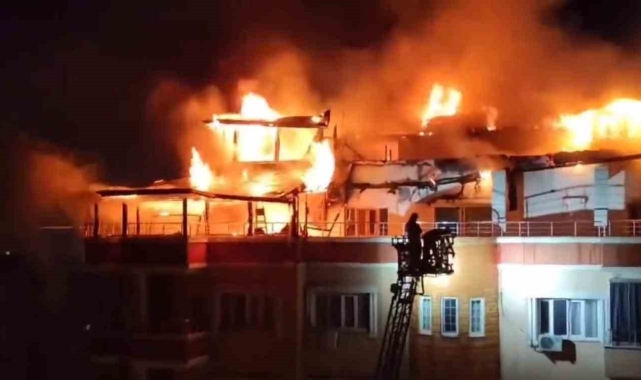 Batman'da çıkan yangında alevler geceyi aydınlattı