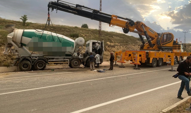 Bayburt&#039;ta beton mikseri yola devrildi: 1 ölü