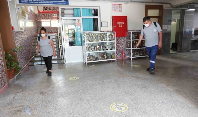 Bayraklı'da okullar dezenfekte ediliyor
