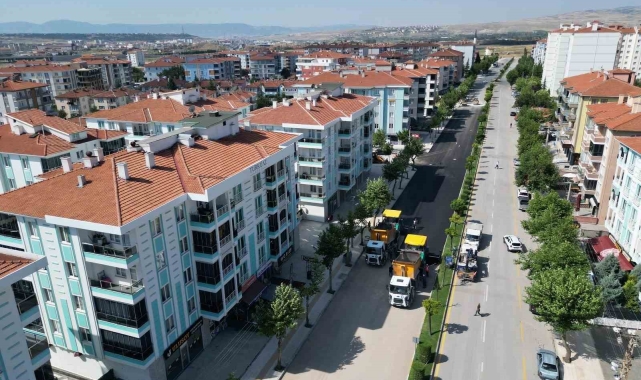 Belediye bozulan yollarda asfalt kaplamaları yeniliyor