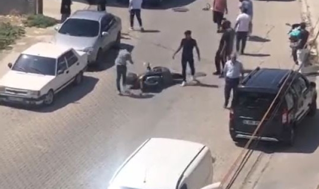 Beylikdüzü'nde öfkeli sürücü kaza sonrası yerde motosikleti tekmeledi