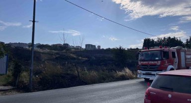 Beylikdüzü'nde otluk alanda korkutan yangın