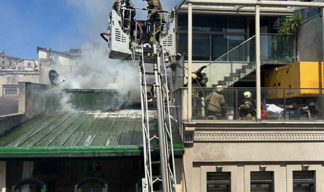 Beyoğlu'nda 5 katlı otelde korkutan yangın
