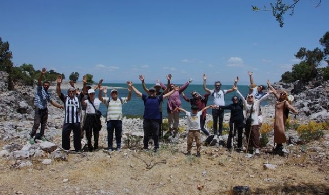 Beyşehir Gölü'nde balıkçı kayıklarıyla ulaşılan adada doğa yürüyüşü keyfi