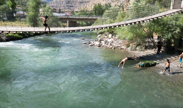 Beytüşşebap'ta çocuklar, kar sularıyla beslenen çayda serinlemenin keyfini çıkarıyor