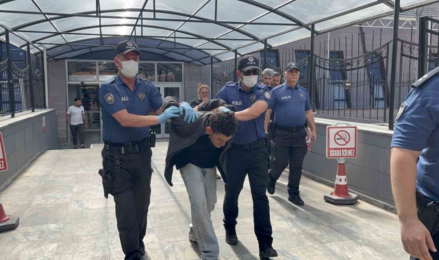 Bıçak zoruyla ticari taksi ve lüks otomobil gasp eden şahıs tutuklandı
