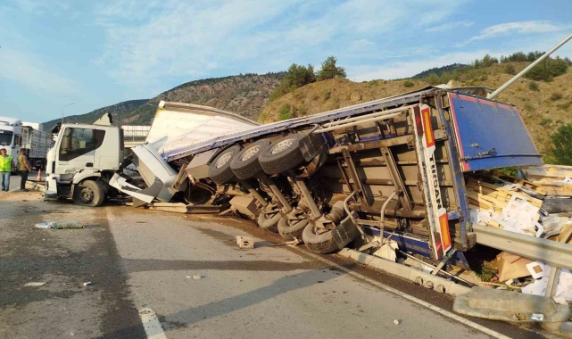 Bilecik'te karton ambalaj yüklü tır devrildi: 1 kişi yaralandı