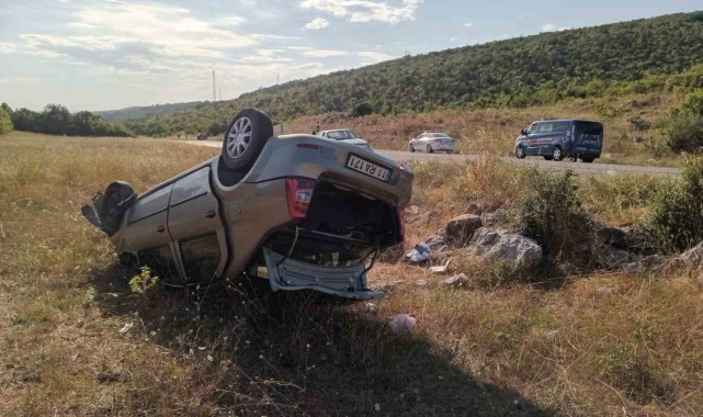 Bilecik'te takla atan otomobil şarampole yuvarlandı: 2 yaralı