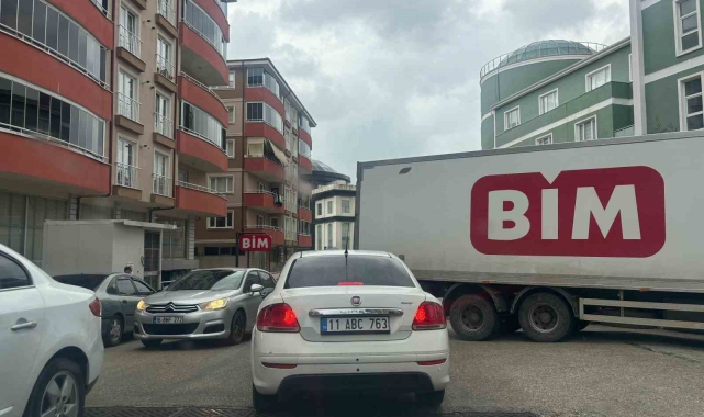 Bilecik'te yol ortasına park ederek trafiği kilitleyen BİM marketlere ait tırın sürücüsüne tepki