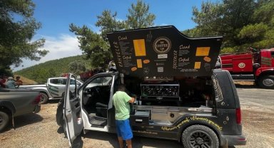 Bodrum'daki yangına müdahale eden ekibe soğuk kahve ikramı
