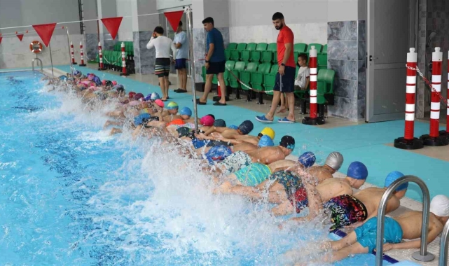 Bozdoğan Yarı olimpik Yüzme Havuzu'nda ilk kulaç atıldı