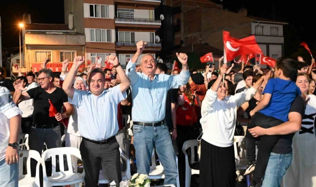 Bozüyük'te Türkiye-Avusturya maçı, kurulan dev ekranda izlendi