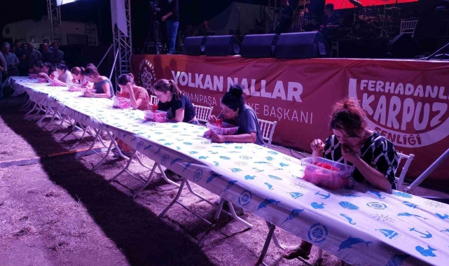 Bu da karpuz yeme yarışması: 2 kilo karpuzu erken bitiren altın kazandı