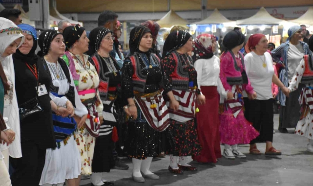 Bu festivalde yüzlerce kişi kol kola girip horon oynadı