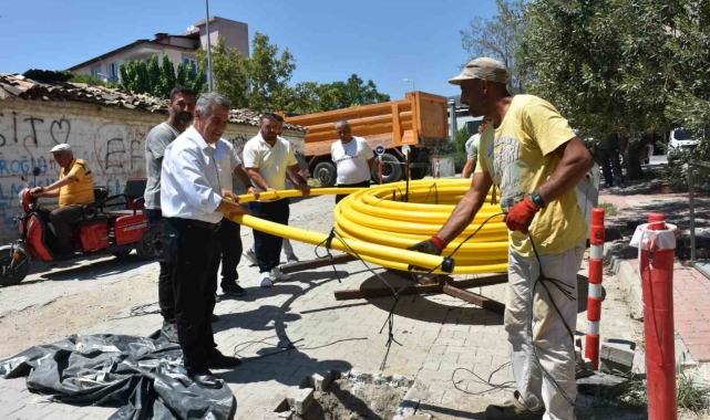 Buharkent'te doğalgaz boruları yer altına indi
