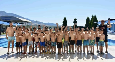 Buharkent'te yüzme bilmeyen kalmıyor