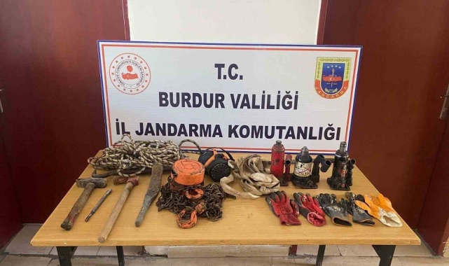 Burdur'da jandarmanın kaçakçılık ve uyuşturucu operasyonlarında 4 kişi tutuklandı
