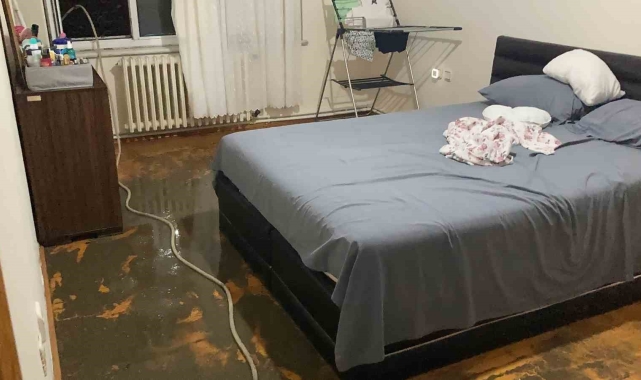 Burdur&#039;da yağış bir anda geldi, 34 evi su bastı